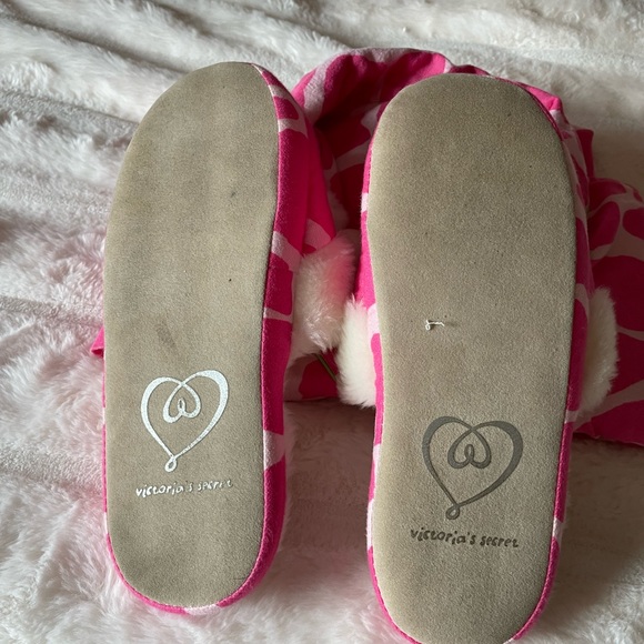 Victoria secret pink pj top and matching slippers - Picture 4 of 5